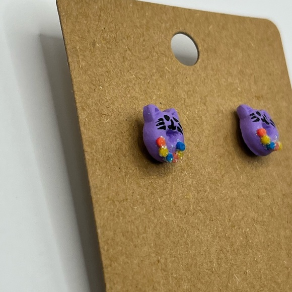 Purple donut cat with flower necklace stud earrings - Picture 2 of 3